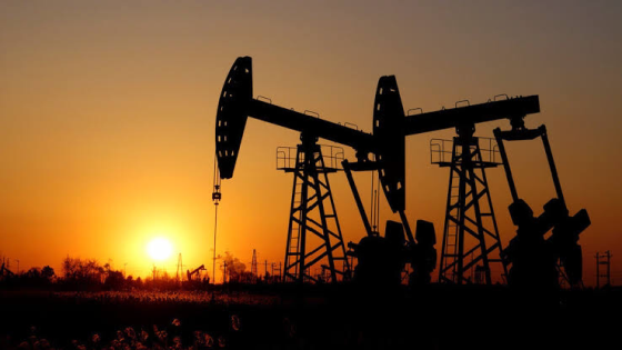 هبوط في أسعار النفط بما يزيد عن 4% لأسباب عدة