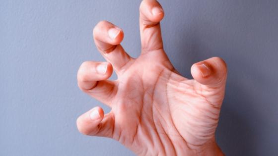 أسباب حدوث التقلصات والتشنجات في أصابع اليد